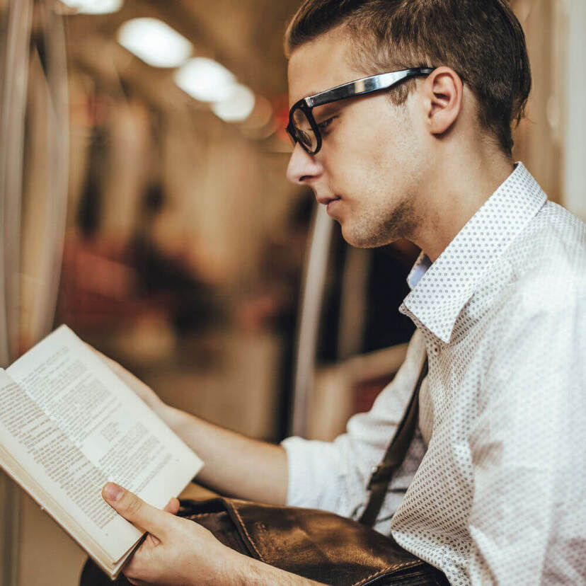 通勤電車で開くと「知的な男性…」と女性の注目を集める本９パターン