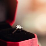 婚約相手がイケメンじゃない場合、女性はより大きなダイヤの婚約指輪を求める