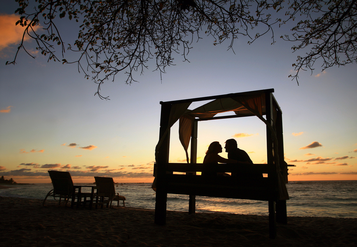 人前でキスするのはあり 人前でのキスをおすすめしない理由を解説 4 7